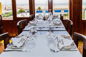 2 Restaurants; Mittagessen und Abendessen werden serviert