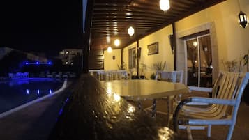 Bar en bord de piscine