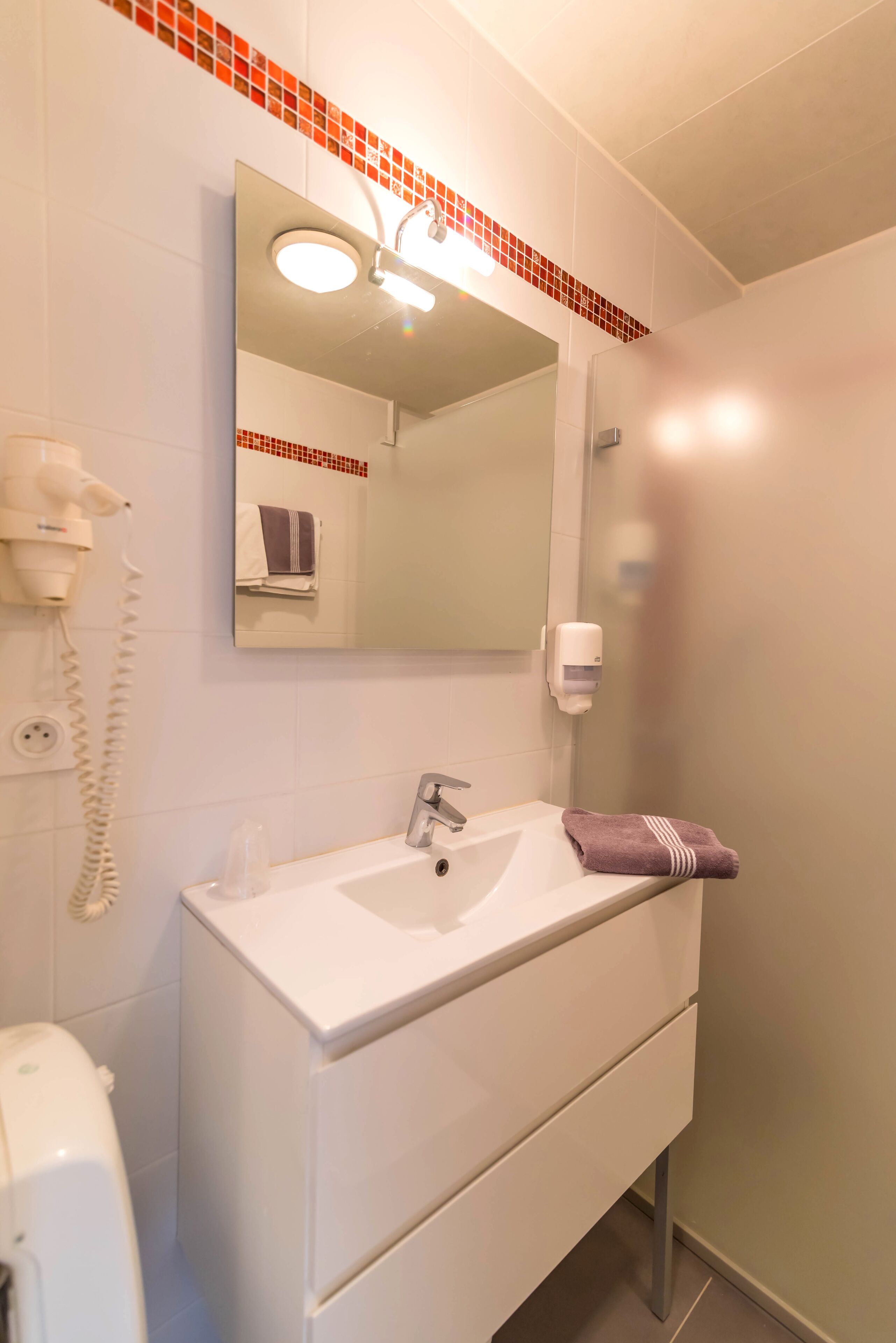 superior double room | bathroom | free toiletries, hair dryer, towels
