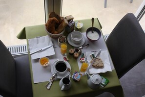 Daily buffet breakfast for a fee - Hôtel l'Hippocampe (Plouharnel)