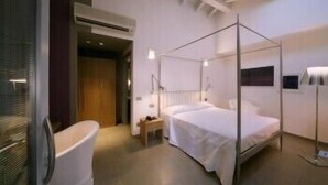 Junior Suite | Bar mini, peti besi dalam bilik, meja, Wi-fi percuma 