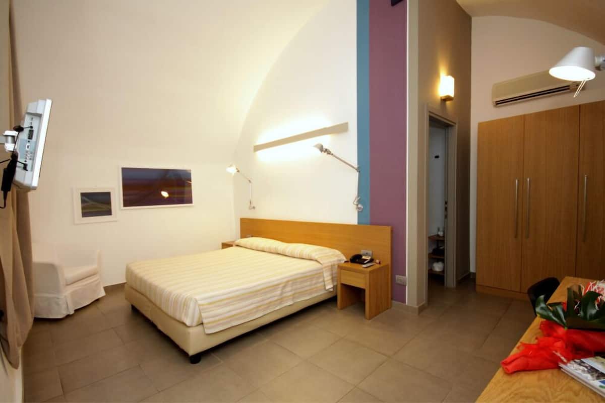 Minibar, in-room safe, desk, free WiFi