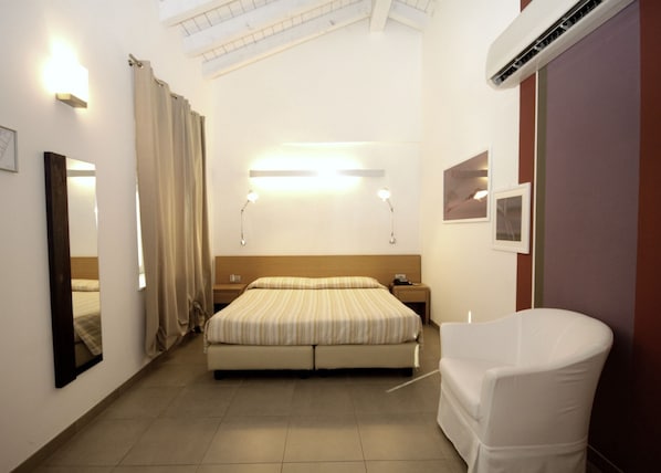 Minibar, in-room safe, desk, free WiFi