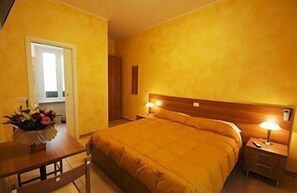 Minibar, in-room safe, desk, soundproofing - Al Centro Storico di Roma (Rome)
