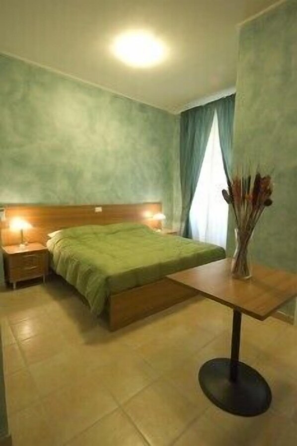 ميني بار وخزنة داخل الغرفة ومكتب وتجهيزات عازلة للصوت