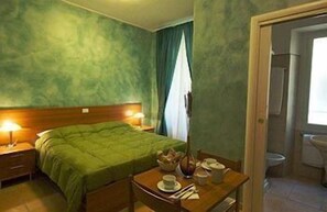 Minibar, safe på rommet, skrivebord og lydisolert