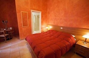 ميني بار وخزنة داخل الغرفة ومكتب وتجهيزات عازلة للصوت