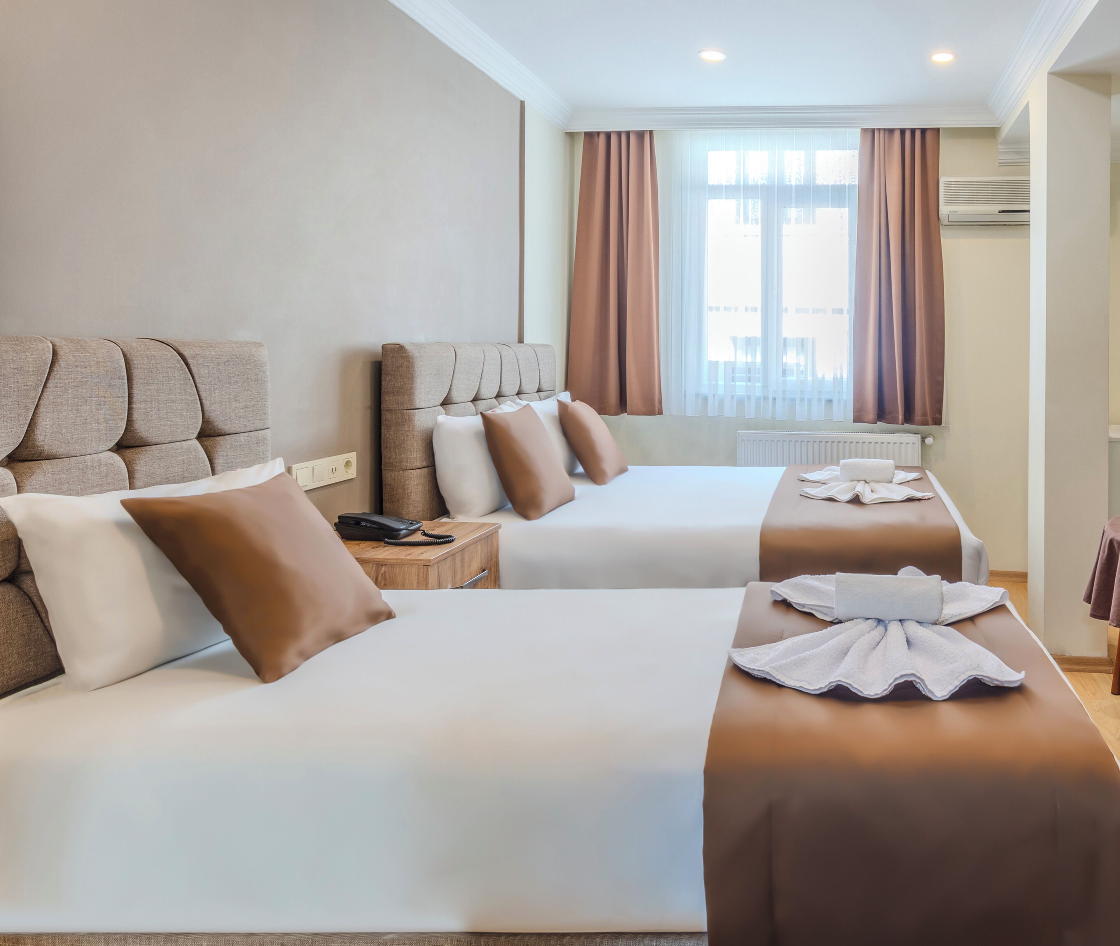 خزنة داخل الغرفة ومكتب وتجهيزات عازلة للصوت وواي فاي مجانًا