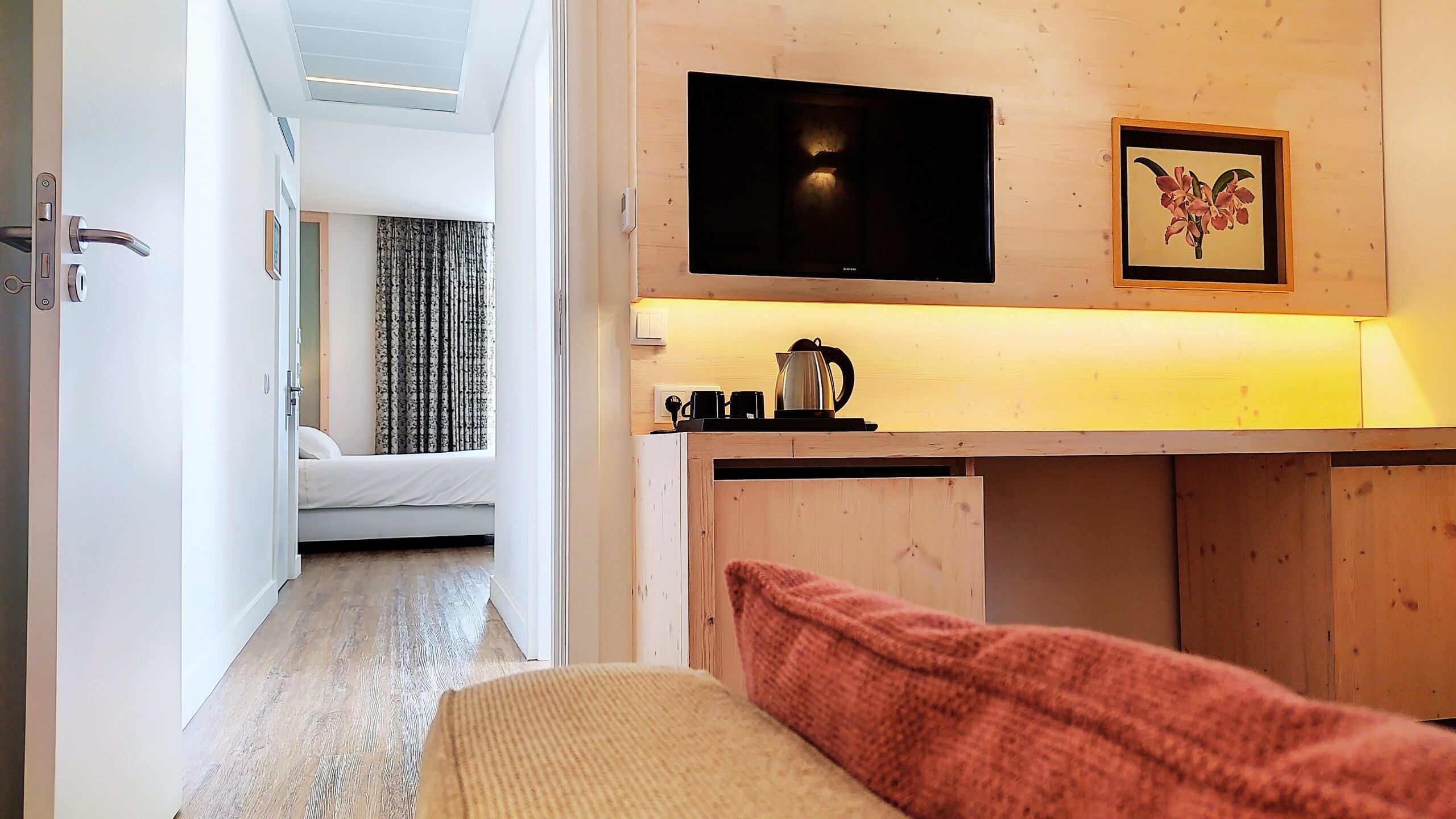 Suite Deluxe | Espacio para trabajar con un portátil y cortinas opacas