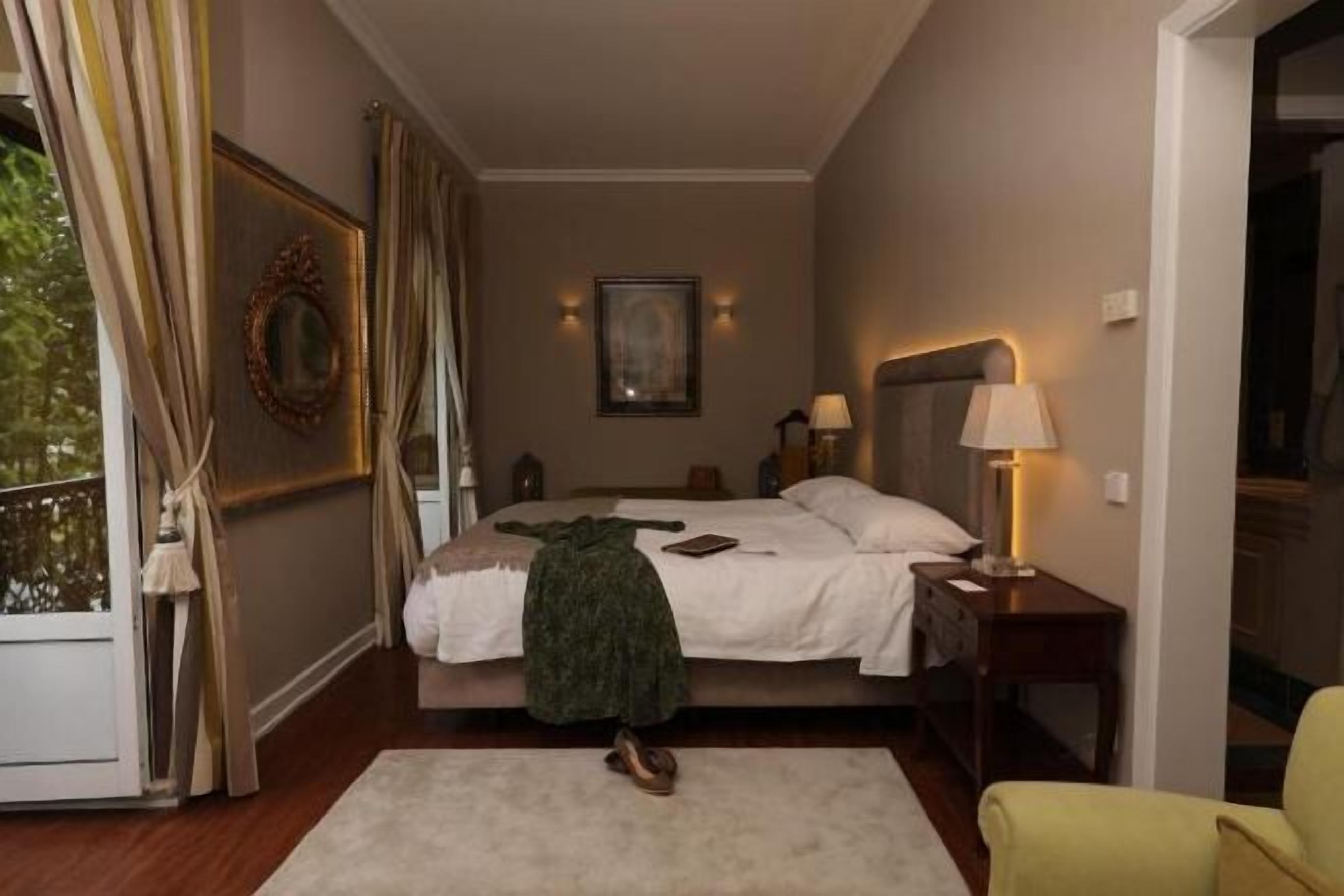 Laptop workspace, blackout curtains, soundproofing, rollaway beds