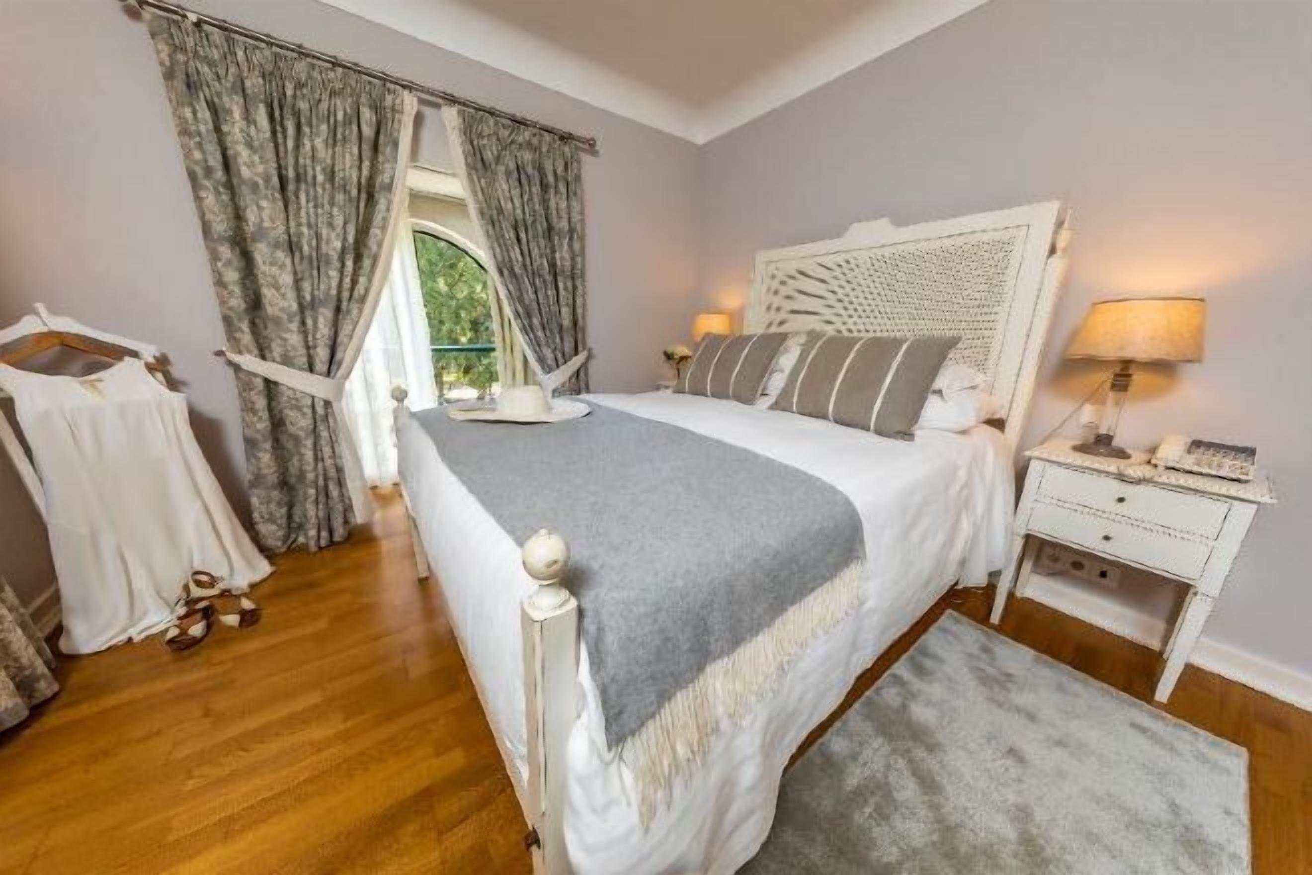 Laptop workspace, blackout drapes, soundproofing, rollaway beds