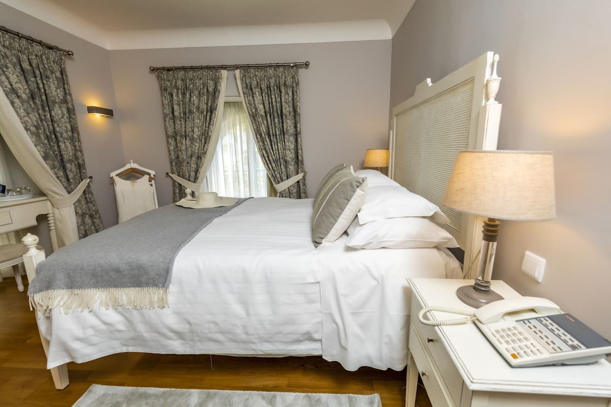 Laptop workspace, blackout curtains, soundproofing, rollaway beds