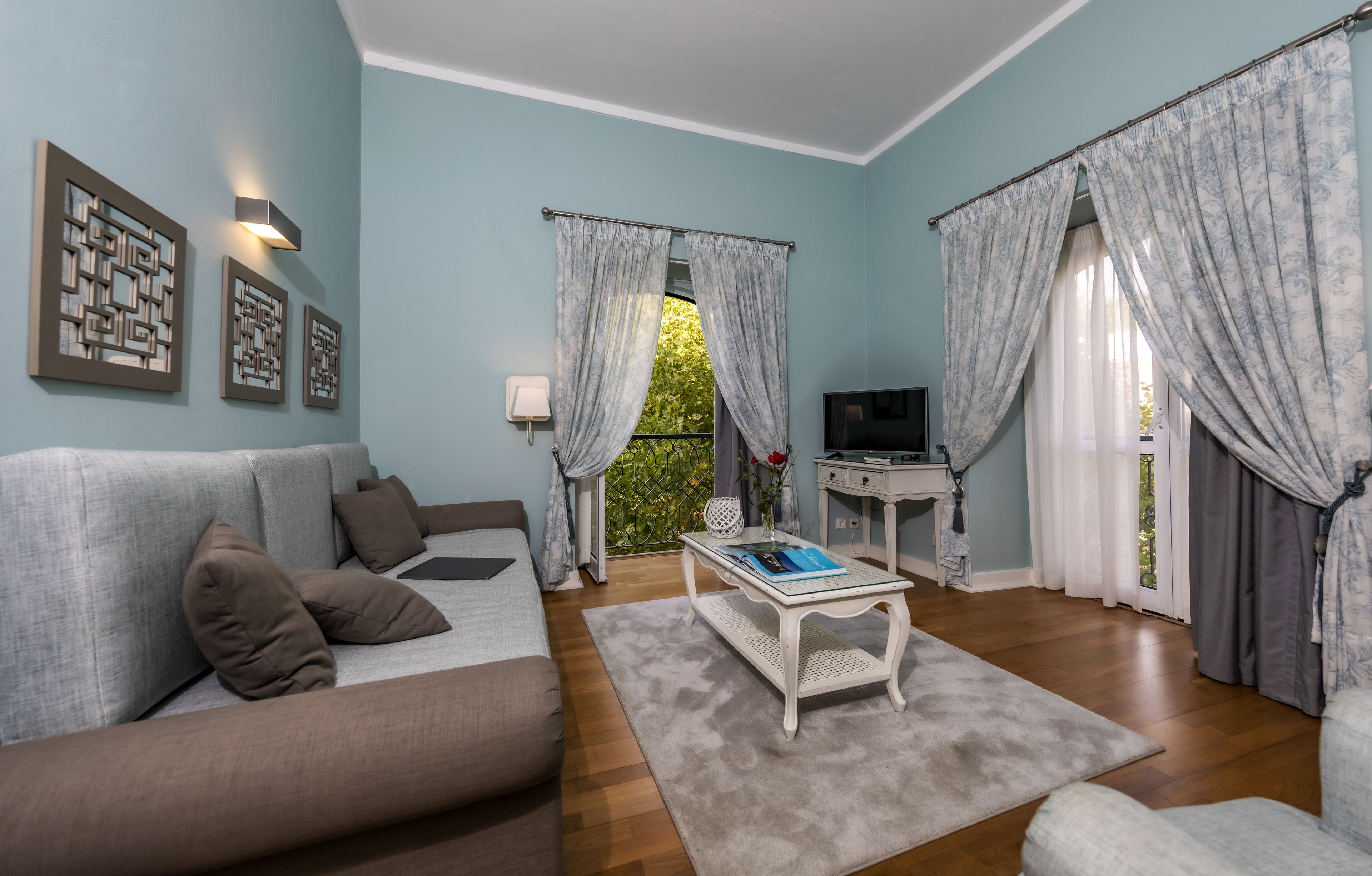 Junior suite | Woonkamer | Een 72-cm televisie met kabelzenders en boeken