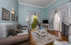 Junior Suite | Living room | 72-cm TV with cable channels, books - Grande Hotel das Caldas da Felgueira (Nelas)