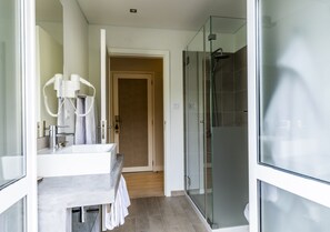 Suite superior, terraza | Baño | Artículos de higiene personal gratuitos, secador de pelo, bidé y toallas