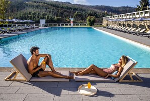 Piscine intérieure, piscine extérieure en saison, parasols