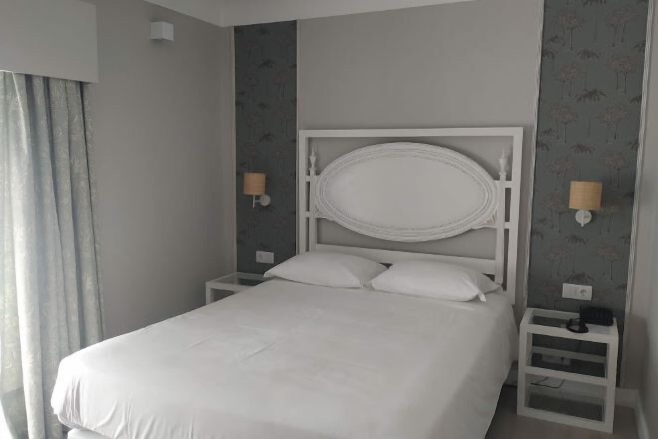 Espacio para trabajar con laptop, cortinas blackout y insonorización 