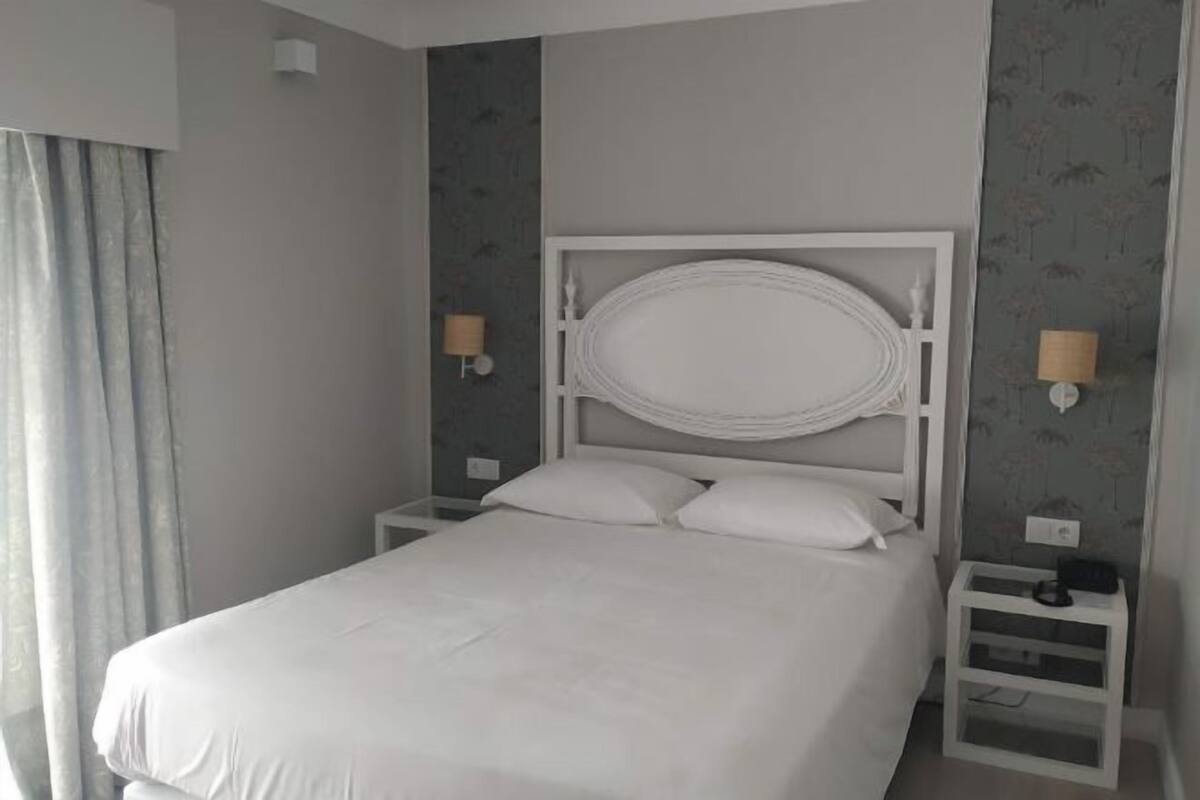 Espacio para trabajar con laptop, cortinas blackout y insonorización