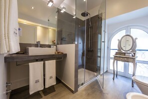 Artículos de tocador gratuitos, secador de pelo, bidet, toallas