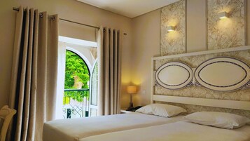 Espacio para trabajar con laptop y cortinas blackout 