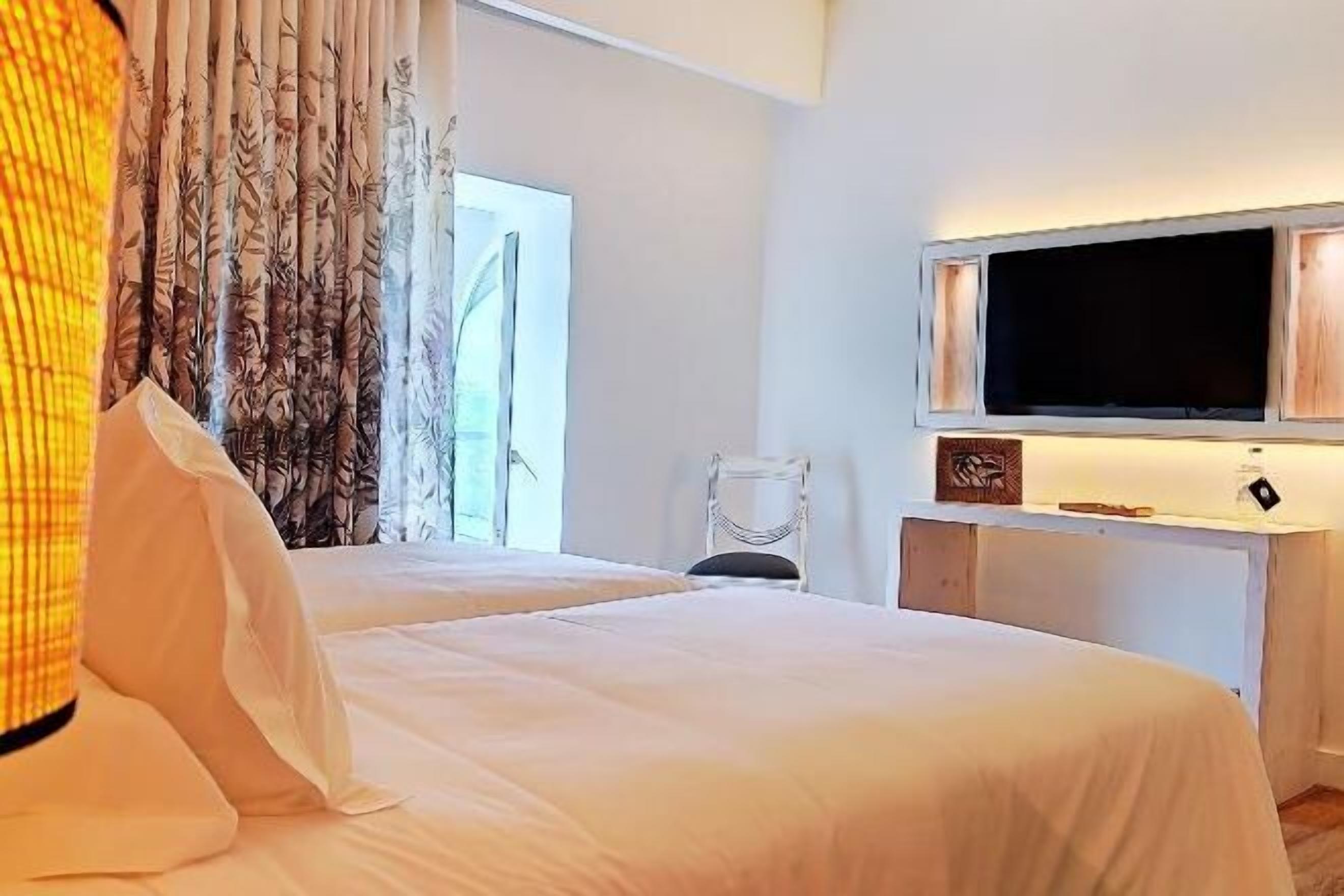 Laptop workspace, blackout drapes, soundproofing, rollaway beds