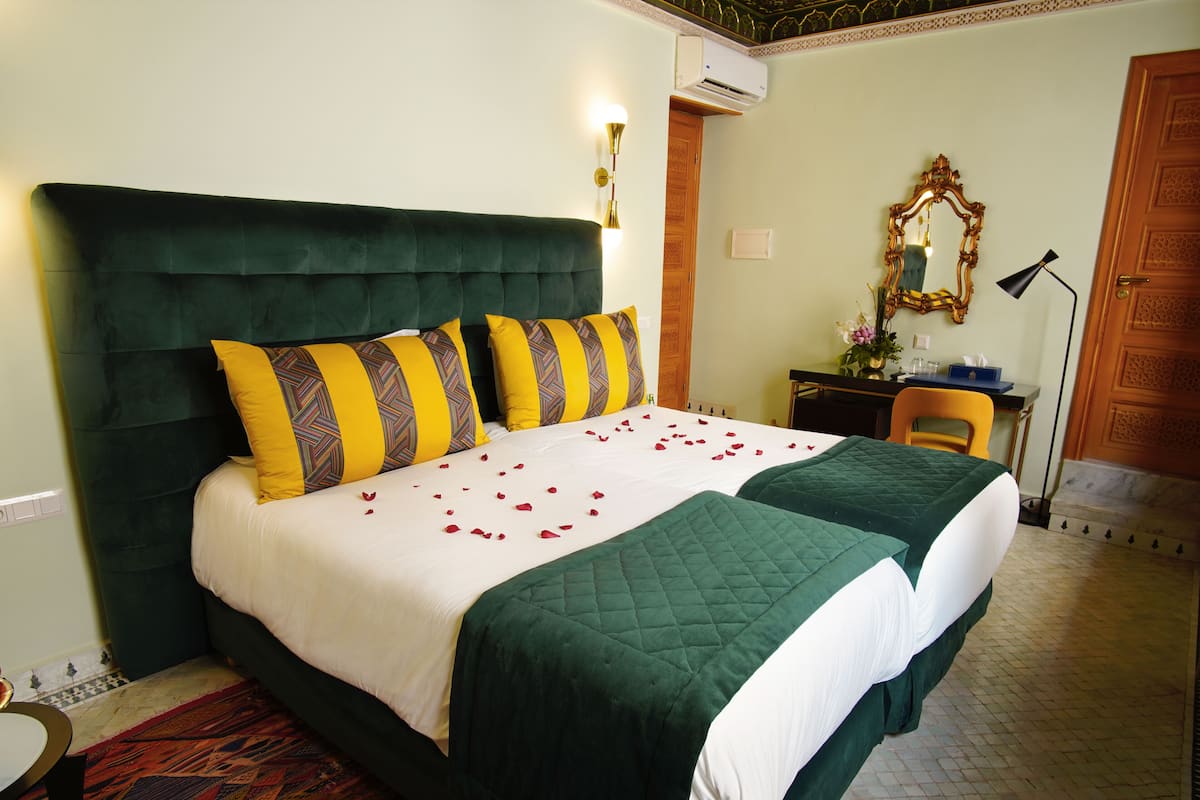 Ropa de cama de alta calidad, colchones con pillow-top y minibar 