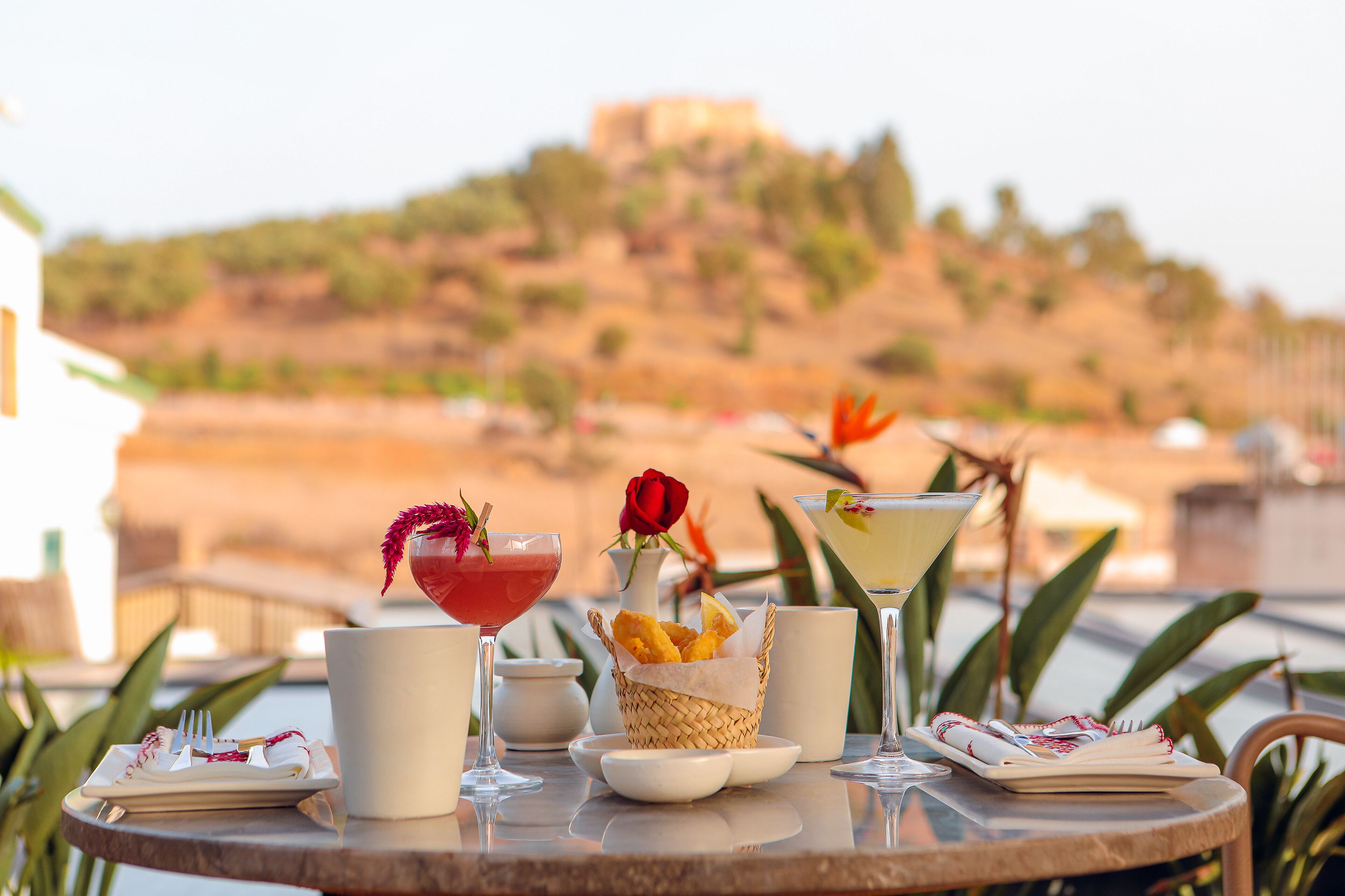 Se sirven desayunos, comidas y cenas con vista a la alberca 
