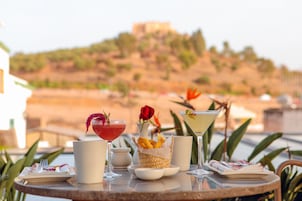 Serviço de café da manhã, almoço, jantar; vistas para a piscina