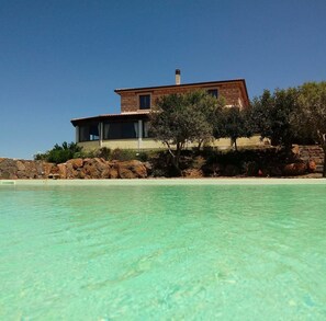 A coastal house with a clear view of the turquoise sea. - Agriturismo Sa Murtà (Sennariolo)
