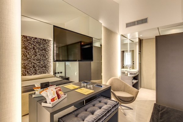 Minibar, caja de seguridad en la habitación y escritorio