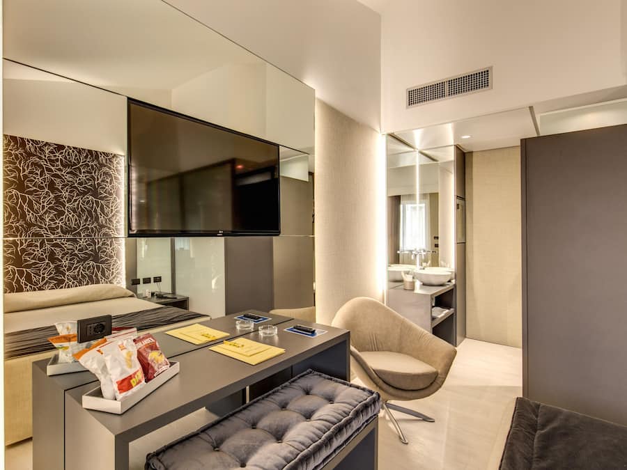 Minibar, safe på rommet, skrivebord og lydisolert