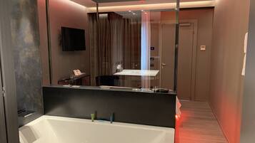 Junior-Suite | Minibar, Zimmersafe, Schreibtisch, schallisolierte Zimmer
