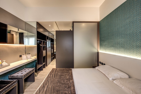 Minibar, caja de seguridad en la habitación y escritorio