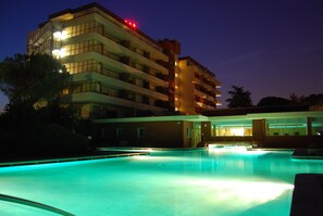 3 outdoor pools, pool loungers