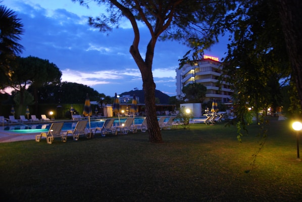 3 outdoor pools, sun loungers