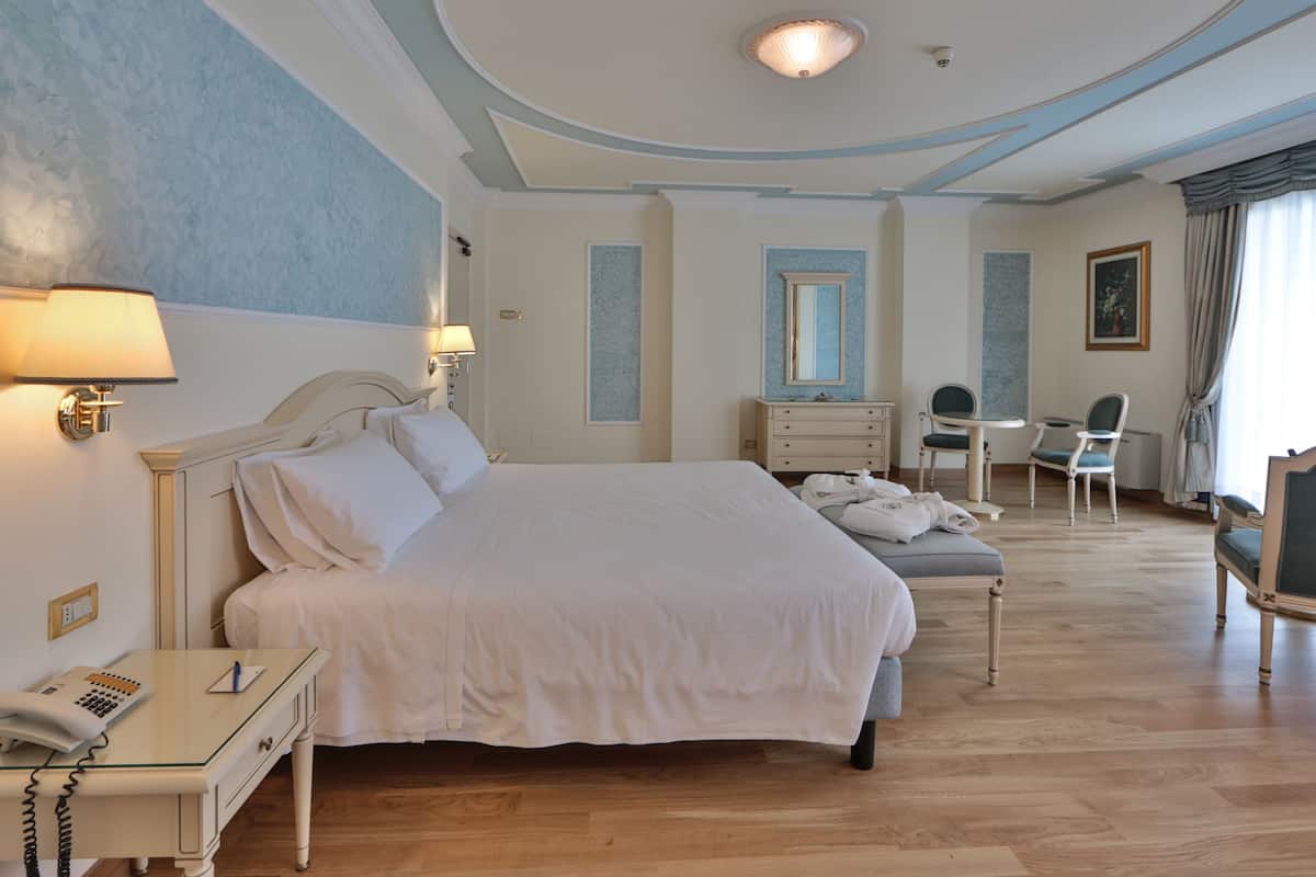 Suite – junior | Dundyner, minibar, safe på rommet og skrivebord