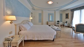 Suite Junior | Copriletto in piuma, minibar, una cassaforte in camera, una scrivania