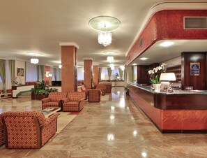 A spacious lobby with a reception desk, patterned sofas, and a marble floor. - Hotel Terme Imperial (Montegrotto Terme)