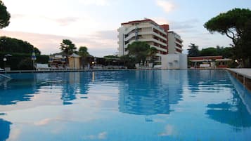 3 outdoor pools, sun loungers