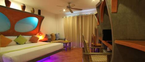 Minibar, Zimmersafe, Schreibtisch, Verdunkelungsvorhänge