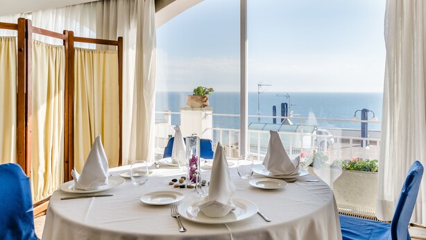 A table set for dining with a view of the sea. - Hotel Gran Sol (Sant Pol De Mar)