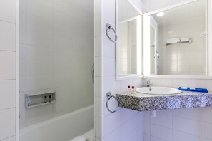 Douche, articles de toilette gratuits, sèche-cheveux