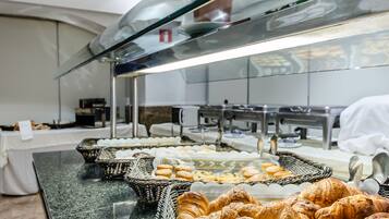 Buffet amb diferents plets de forns i pastissos.