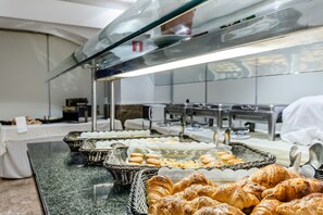 Petit déjeuner buffet servi en supplément les week-ends