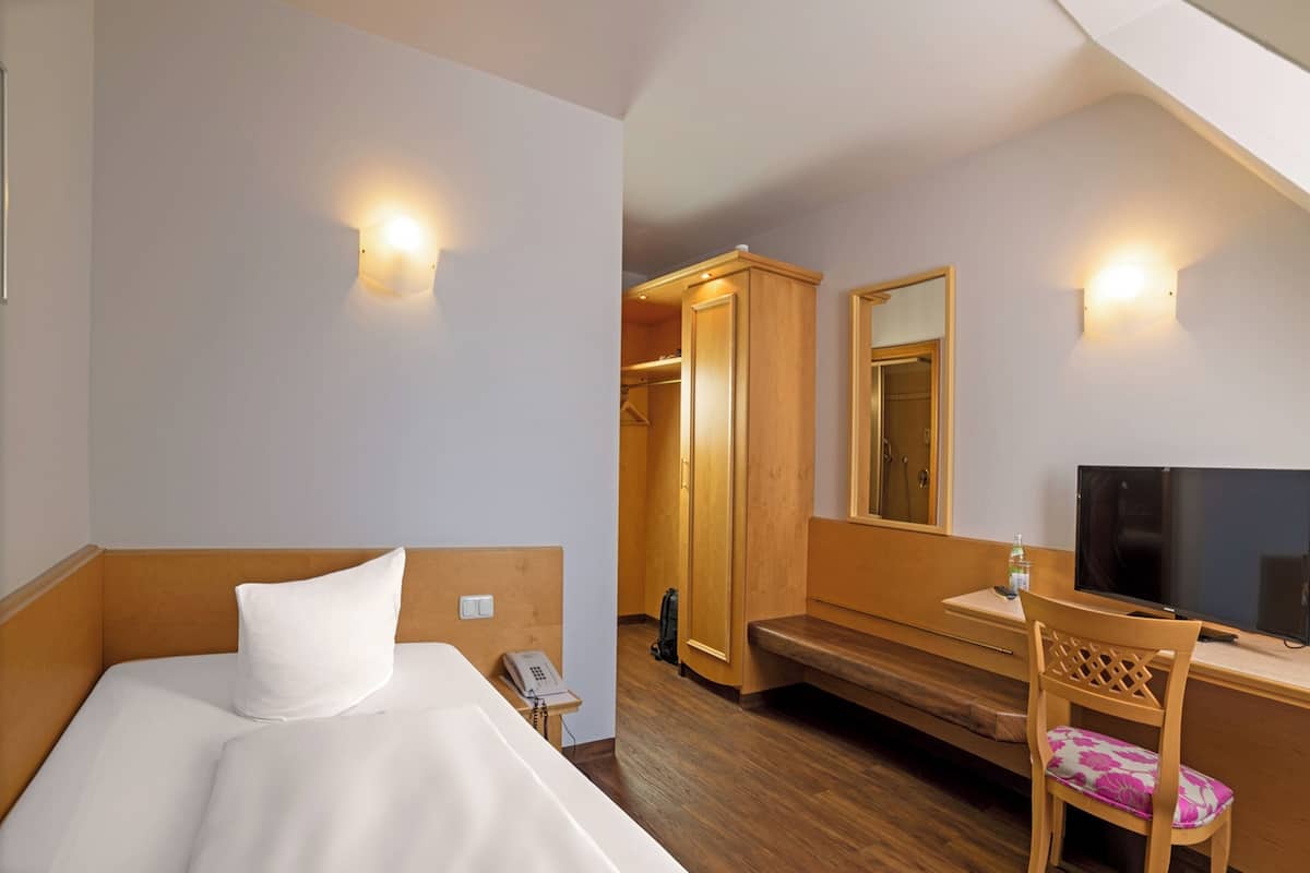 Chambre Simple Standard, 1 grand lit 1 place