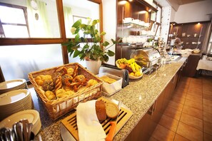 Daily buffet breakfast for a fee - Drexel's Parkhotel (Memmingen)