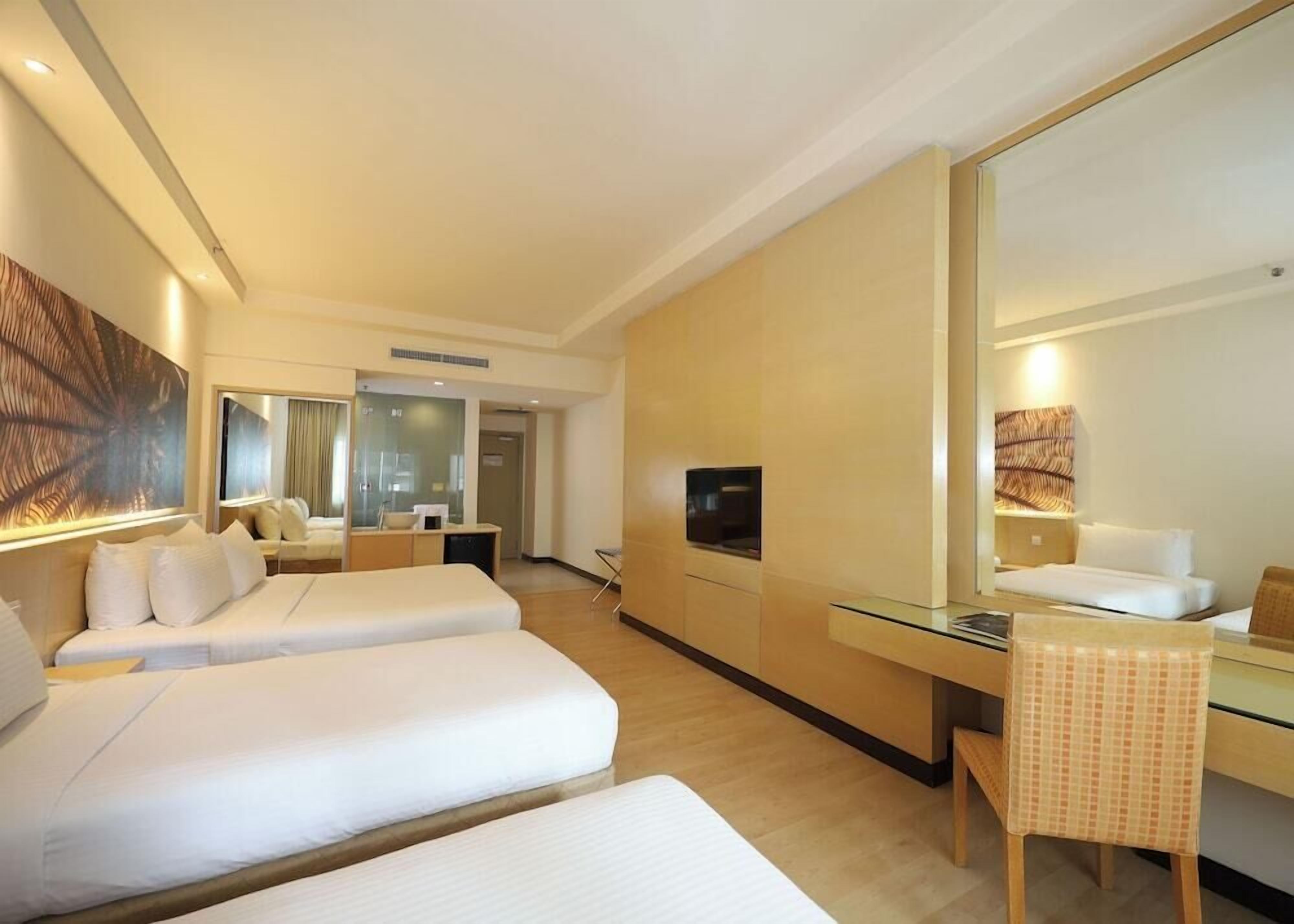 In-room safe, desk, iron/ironing board, free WiFi