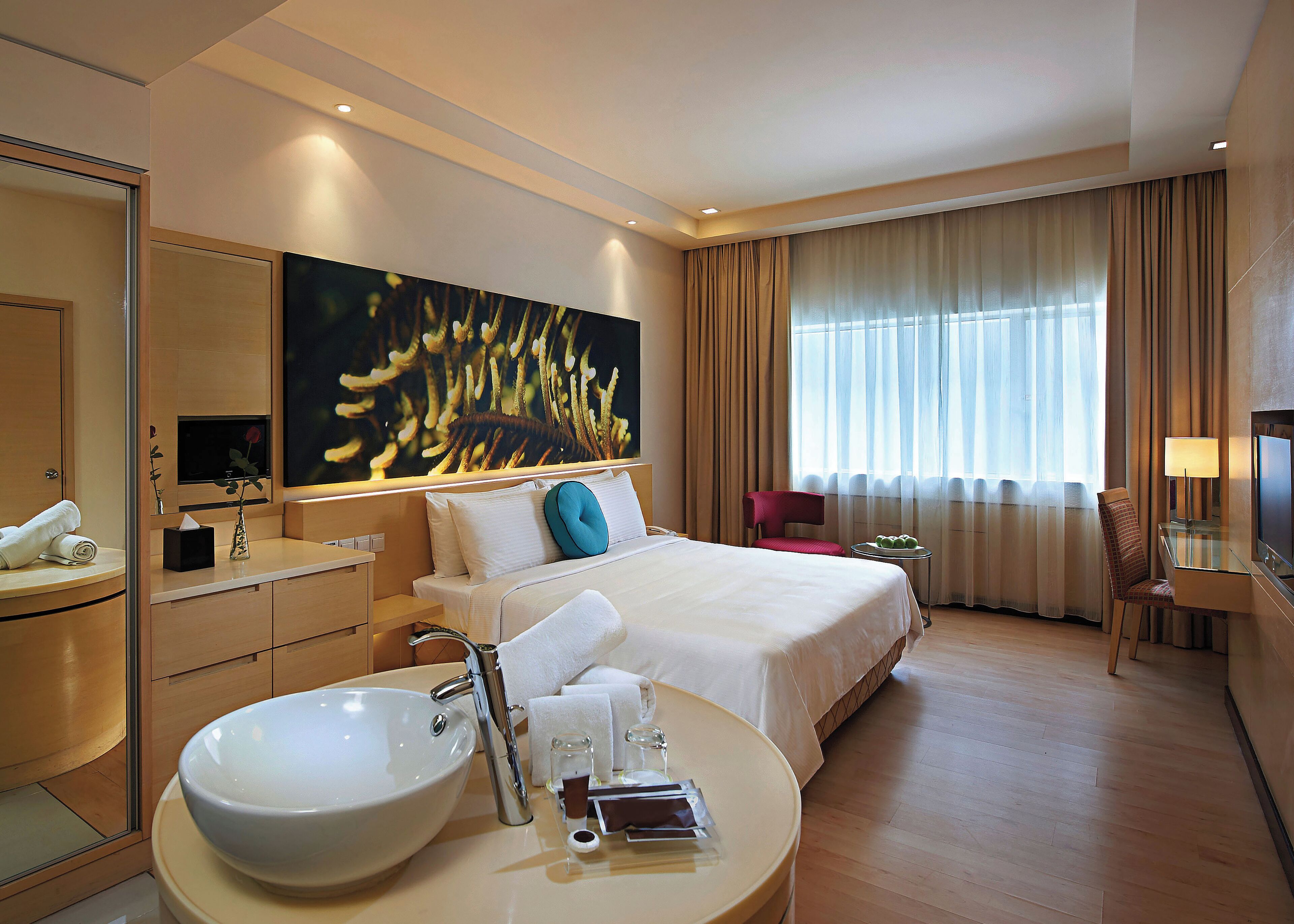 Deluxe Room | Minibar, in-room safe, desk, iron/ironing board