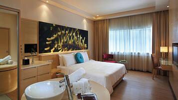 Deluxe Room | Minibar, in-room safe, desk, iron/ironing board