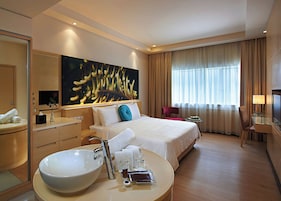 Deluxe Room | In-room safe, desk, iron/ironing board, WiFi (free)